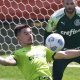 O atacante Willian e o goleiro Weverton no CT do Palmeiras