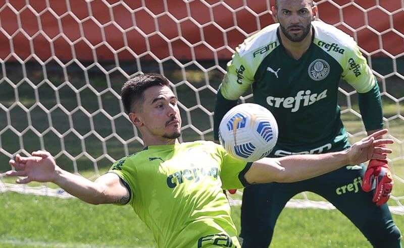 O atacante Willian e o goleiro Weverton no CT do Palmeiras
