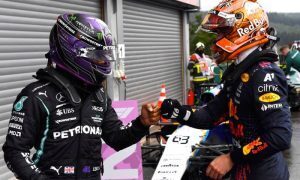 Lewis Hamilton e Max Verstappen se cumprimentam nos boxes do GP da Bélgica de Fórmula 1 2021