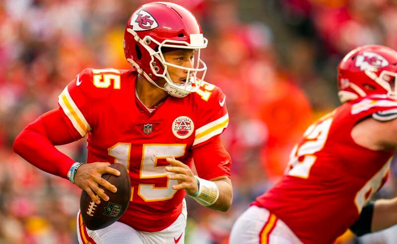 Patrick Mahomes, quarterback do Kansas City Chiefs, um dos favoritos da NFL em 2021