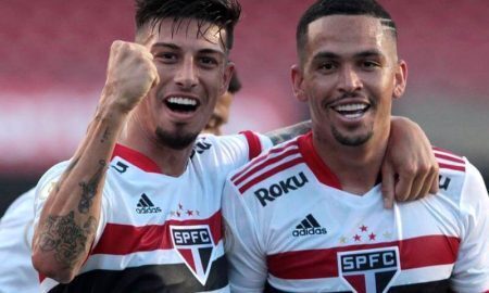 Rigoni e Luciano, do São Paulo, comemoram vitória sobre o Atlético-GO no Brasileirão 2021