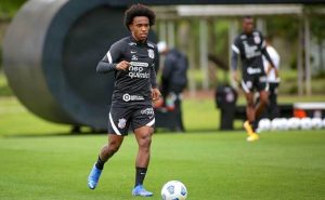 O meia-atacante Willian, do Corinthians, treina para jogo do Brasileirão 2021