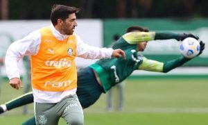 Abel Ferreira em treino do Palmeiras antes de jogo do Brasileirão 2021