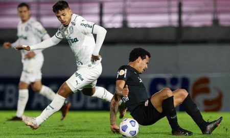 Lance de Bragantino x Palmeiras no primeiro turno do Brasileirão 2021