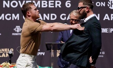 Canelo Álvarez empurra Caleb Plant na encarada antes da superluta de unificação dos títulos