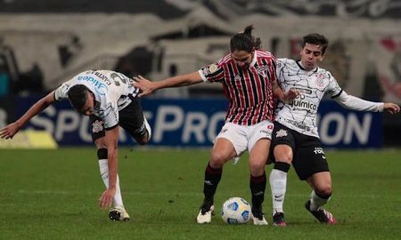 Benítez em disputa de bola em Corinthians x São Paulo no Brasileirão 2021