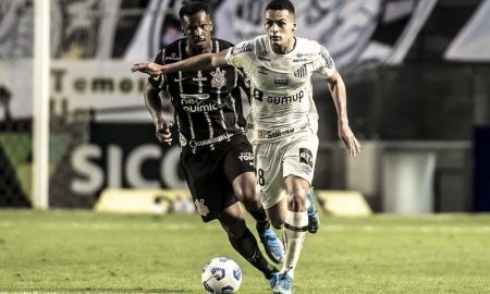 Disputa de bola em Santos x Corinthians no Brasileirão 2021