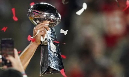 Taça do Super Bowl é erguida pelo quarterback Tom Brady, dos Buccaneers