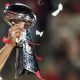 Taça do Super Bowl é erguida pelo quarterback Tom Brady, dos Buccaneers