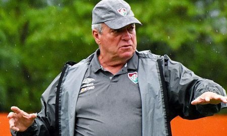 O técnico Abel Braga comanda treino do Fluminense em fevereiro de 2022