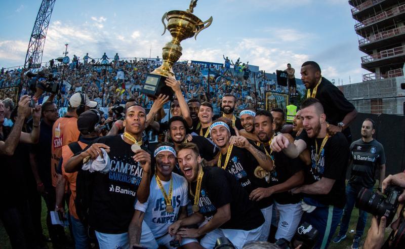 A festa dos jogadores do Grêmio após o título do Campeonato Gaúcho